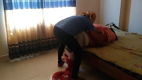 Amateur indian babe with big ass and booty in webcam vid