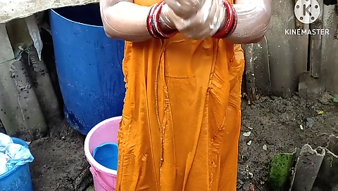 Indian babe with big tits and a hot body makes out