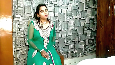 Indian teenage mom gives a great blowjob and a blowjob