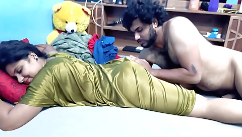 Indian slut gets fucked by her man and he gets a cumshot