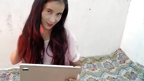 Solo female porn with a short profile and a small tits