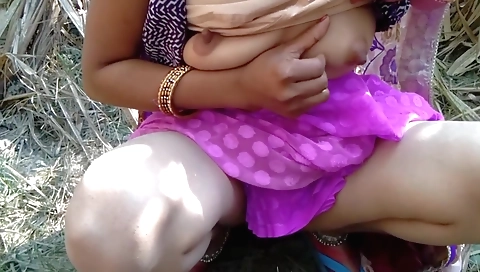 Indian girl fingered outdoors in the outdoor video