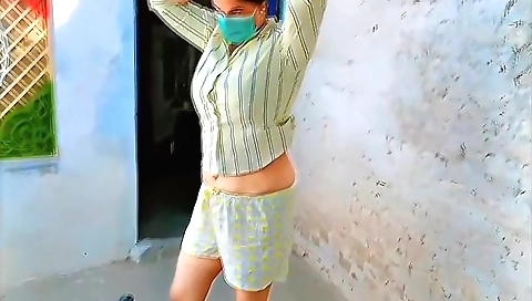 Indian solo video shows a hot girl with a tight ass