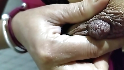 Indian girl gets wet and her lips on pussy and she plays