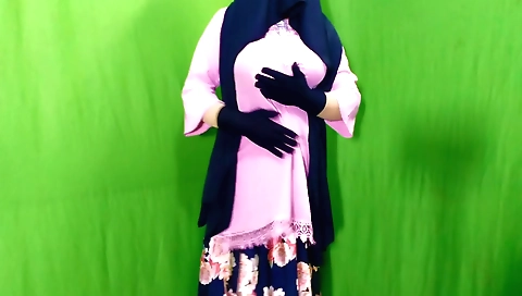 Indian housewife is alone in the bedroom solo video