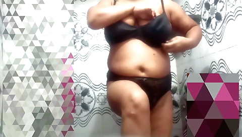 Stepsister-in-law shows her big ass and tits as she bathes