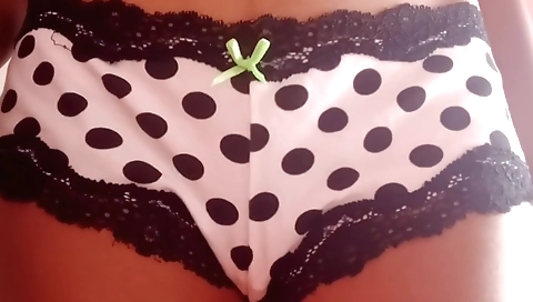 Amateur indian chick with a nice face and a huge booty