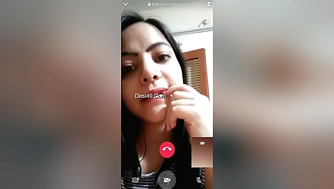 Indian brunette makes sexy porn video on web camera