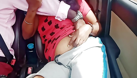 Indian brunette gets fucked in the car in amateur video