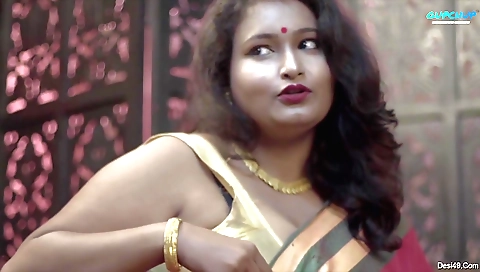 Mature woman gives a first impression with her cute body