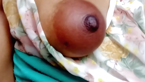 Indian housewife masturbates in the hot and nude scene