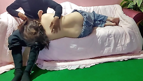 Indian mature girl gets a nice handjob by her boyfriend