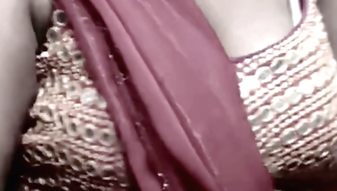 Auntie shows her bra and her body in the amateur vid