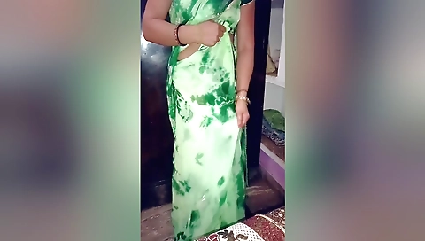 Sexy gunjan bhabhi ready to get her stepbrother to lick her cunny