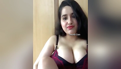 Indian babe shows off her body in solo webcam clip