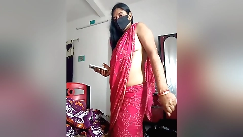 Indian Desi Beautiful Bhabi First Appearance On Cam