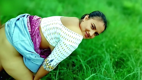 Brunette girl enjoys early morning outdoor sex in the jungle