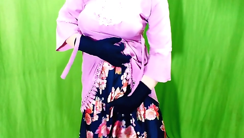 Indian girl fucks her pussy and shows off her booty