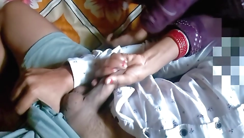 Indian teen makes an amateur hand-job with her lover